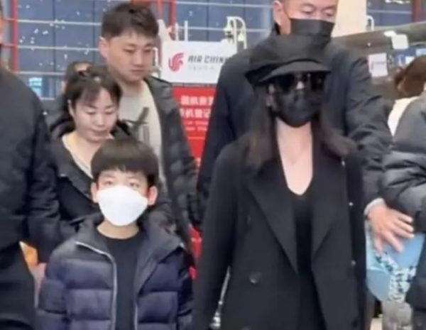 陈妍希带儿子现身机场，9岁星星露正脸眉眼像陈晓，回爸爸家过年 