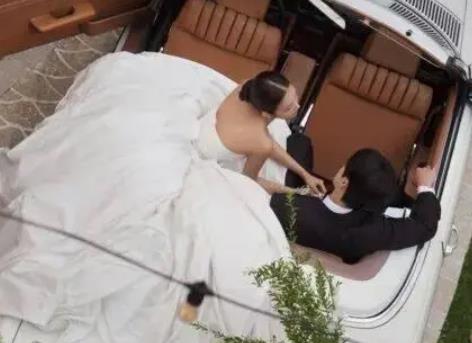 前人气女团成员宣布结婚，新郎是职业时尚模特 