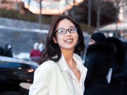 顶级女团成员纽约时装周造型出圈，像知名女演员一样 