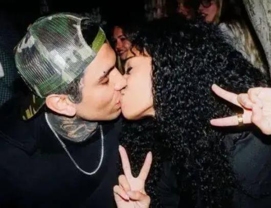 女团成员与绯闻男友亲密照曝光,是正式公开还是意外泄露? 缩略图 女团成员与绯闻男友亲密照曝光,是正式公开还是意外泄露?