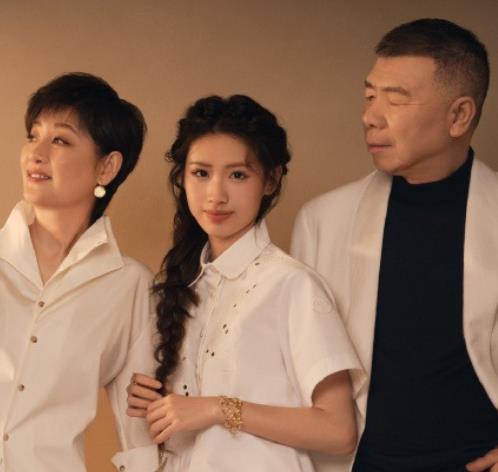 冯小刚一家三口首次合体登杂志，徐朵穿白裙温婉动人，越长越像徐帆