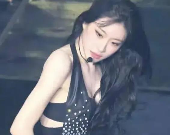 知名五代女团爱豆上衣崩开，肩带滑落，险些走光！ 