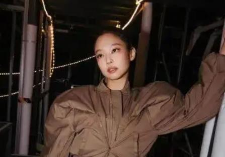 顶级女团成员“四天半没睡”旧言重提，网友呛声：别把睡觉时间挪到舞台上！ 