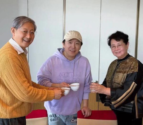 黄渤给岳父岳母拜年，妻子小欧罕见露面，留朵拉头美到惊艳 