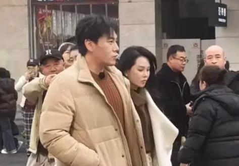 秦昊伊能静沈阳逛街，牵手同行好恩爱，伊能静衣服吊牌没摘引热议 