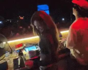 顶级女团成员现身巴厘岛夜店狂欢，一个互动引发“单身”猜测 