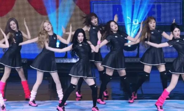 六代女团再现刀群舞，网友感叹：让人联想到少女时代！ 