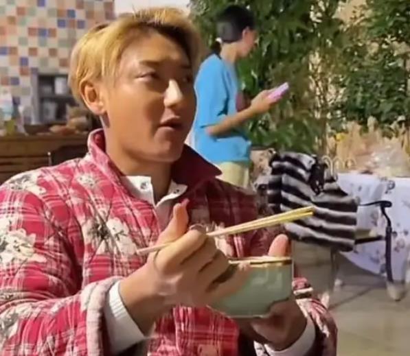 黄子韬与老婆回南充过年，穿大花棉袄被说土，徐艺洋回应四川都是这样的睡衣 