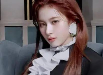 知名女团成员舞台状态欠佳引担忧:她低头喘息、身体微晃,呼吸显得沉重!缩略图 知名女团成员舞台状态欠佳引担忧:她低头喘息、身体微晃,呼吸显得沉重!