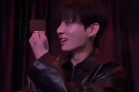 韩国顶级男星凌晨酒后直播，竖中指飙脏话，坦言对所属公司不满！ 