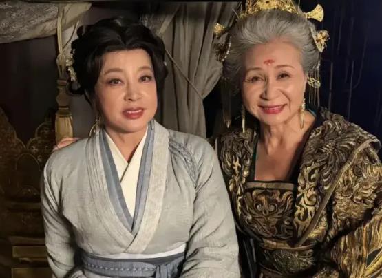 刘晓庆75岁再演少女，热吻29岁男演员，剧中使用重度滤镜被批“磨皮过度” 