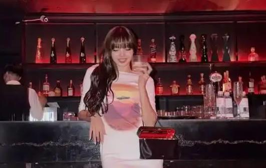 顶级女团成员直播中反应引热议！ 