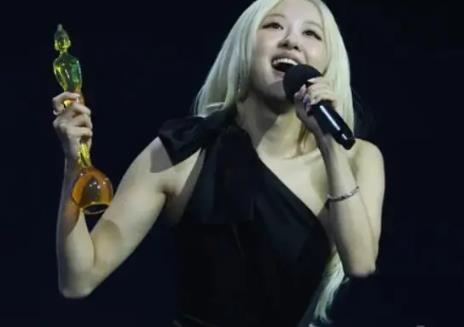 韩星Rosé成为首位荣获全英音乐奖的Kpop艺人