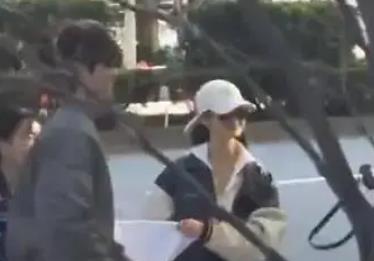 她被曝与知名男演员同框！ 