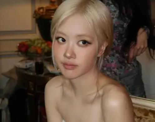 韩星Rosé被曝为维持7年金发，坚持每两周漂染一次 