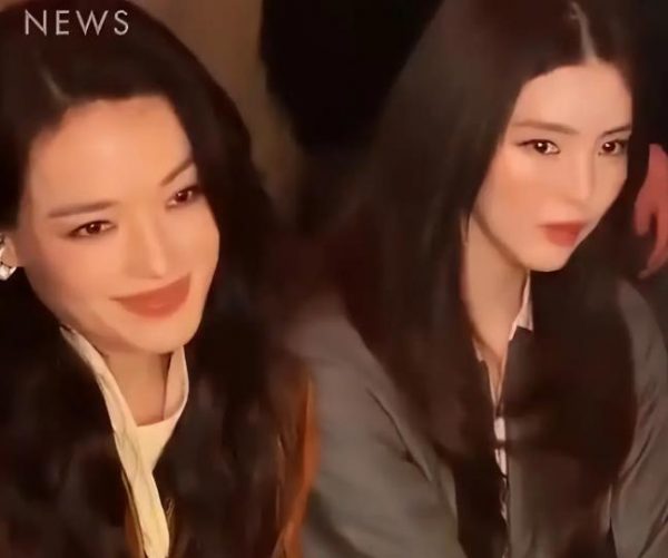 舒淇韩素希看秀同框，网友：一张漂亮脸旁边还是一张漂亮脸 