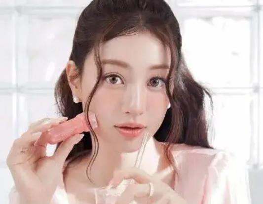 知名女团成员新宣传照被指“认不出”，网友直呼：她是谁？ 