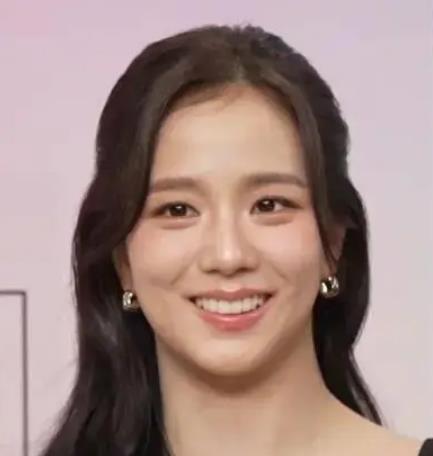 顶级女团成员对组合争议专辑的消极”被迫”回应引发广泛猜测！ 