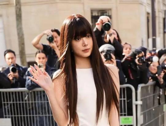 知名女团成员和老男人“肢体接触”！韩网友怒斥：感到非常不适 