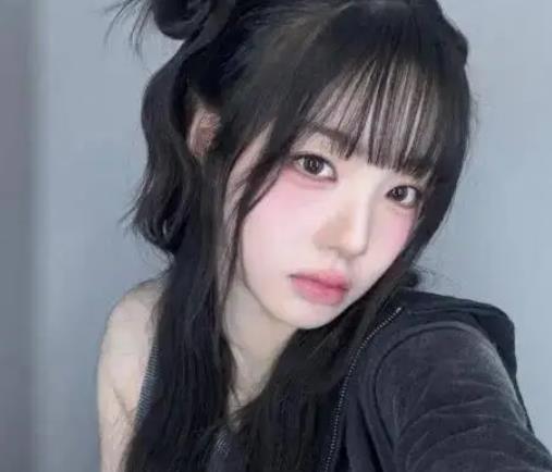 18岁女团成员身形过瘦引担忧：她的腿看起来一折就会断 