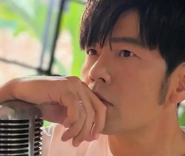 周杰伦或将本月发新专辑，晒录音照并配文“这个月给我等着” 