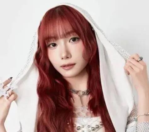 女团成员亮相神情悲伤,网友猜测她们可能因哭泣而戴上墨镜 缩略图 女团成员亮相神情悲伤,网友猜测她们可能因哭泣而戴上墨镜