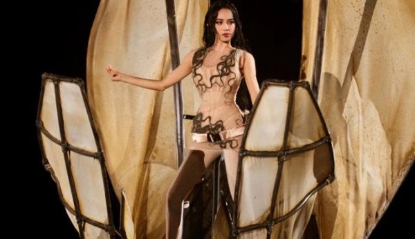 蔡依林深圳场演唱会道具变了，机械巨蛇换成了古风木船，此前遭大量网友举报 