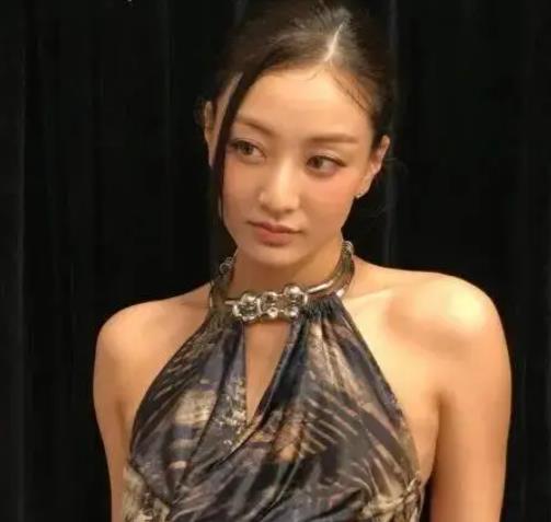 她明明很苗条,为何不被视为瘦?知名女团成员意外引发”胖瘦之争”! 缩略图 她明明很苗条,为何不被视为瘦?知名女团成员意外引发”胖瘦之争”!