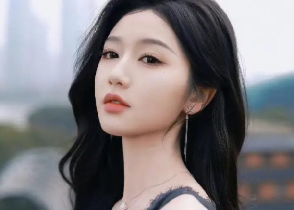 短剧演员岳雨婷被曝为巴黎看秀豪掷百万，本人回应：让我投降？不可能！ 