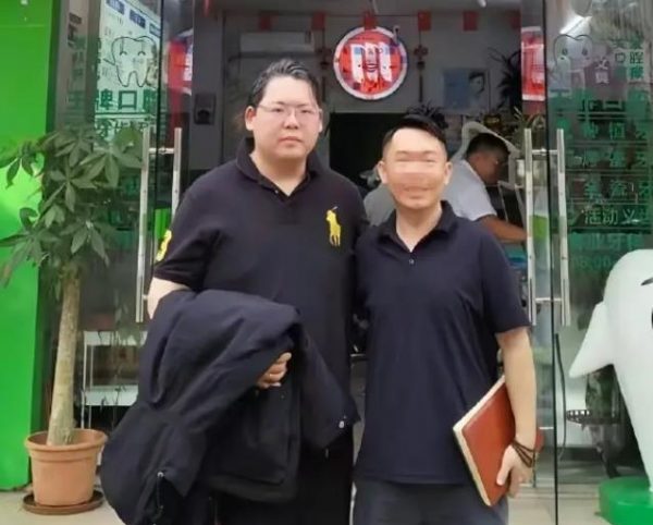 向华强小儿子向佑现身牙科诊所,穿黑衣低调朴素,已被向太拉黑 缩略图 向华强小儿子向佑现身牙科诊所,穿黑衣低调朴素,已被向太拉黑