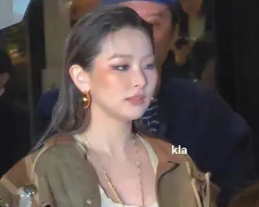 知名女团成员时装周造型翻车了？ 