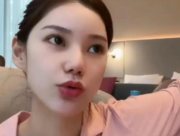 马筱梅剖腹产仅13天就直播带货，”汪宝”安置身侧婴儿床中，一边互动带娃一边卖货 