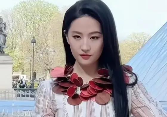 刘亦菲亮相巴黎时装周造型浪漫,一下车便引全场欢呼,入场时飞吻迷人 缩略图 刘亦菲亮相巴黎时装周造型浪漫,一下车便引全场欢呼,入场时飞吻迷人