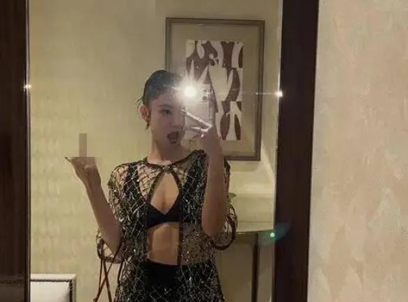 顶级女团成员香奈儿大秀“竖中指自拍”引热议！ 