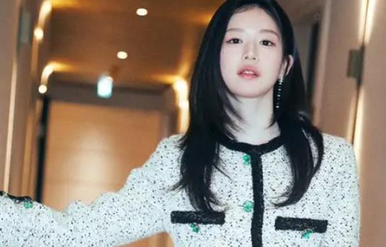 韩知名女星巴黎时装周“裹着毯子出场”，网友怒批：缺乏专业意识 