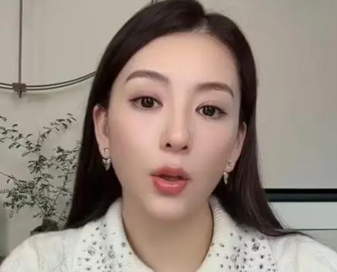 郭富城妻子方媛否认不用自己带娃，称三个娃的吃穿住行、学习陪伴，大事小事都亲力亲为 