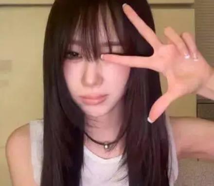 知名女团成员疑似把自拍发给男制作人当头像 ？ 