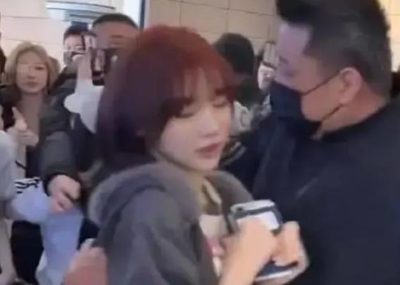 知名女团成员上海浦东机场被安保推搡！ 