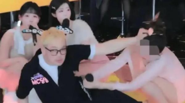 韩综男主持当众殴打女主持，抓扯头发并连续挥拳，全程被实时播出 