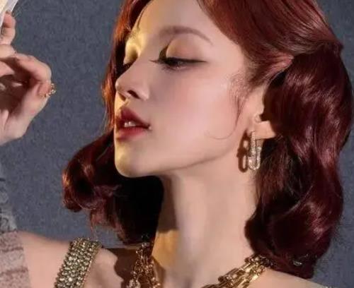 知名女团成员真空露背装大秀性感身材！ 