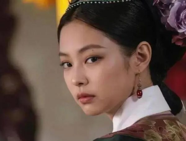 钮钴禄Jennie登上热搜！这届网友太有才，居然毫不违和 