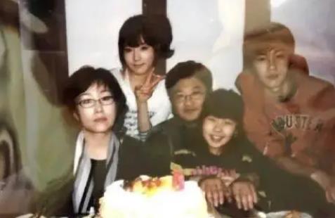 顶级女团成员全家福照片引热议：全家共用一张脸！ 