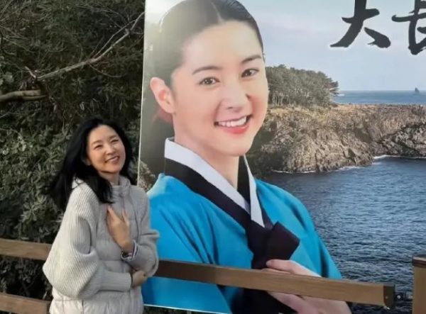 55岁李英爱重返《大长今》拍摄地，网友：她似乎一点都没变老 