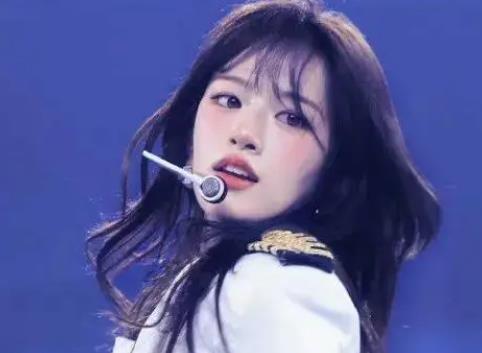 知名女团成员表演中多次崴脚！一双高跟鞋过大，一双长筒靴缝隙过大 