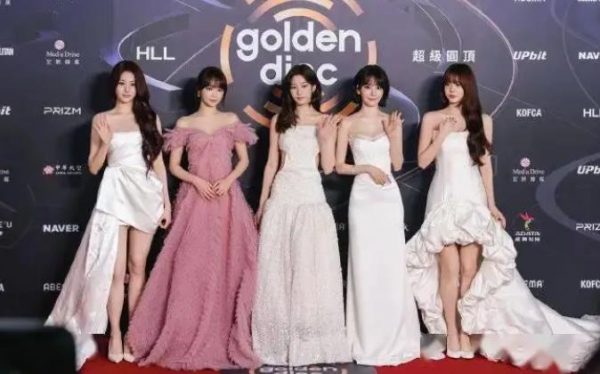 她俩人同步清空所有前队友的关注！张元英也被取消关注 