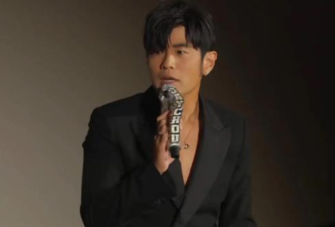 周杰伦现在能改方文山歌词了！周杰伦坦言，方文山脾气现在越来越好了，现在是：方文山，这一句你必须放进去 