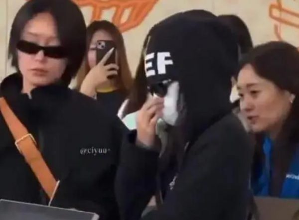 顶级女团成员登机检查，没有把五官完整露出？ 