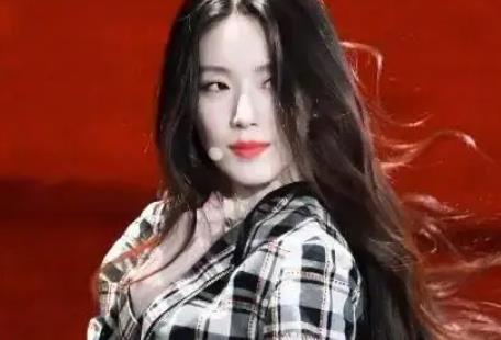 知名女团成员官宣将主演电影，首次以女主角身份进军大银幕