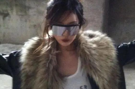 知名女团成员“自由至上”纹身引热议！网友：有错别字 