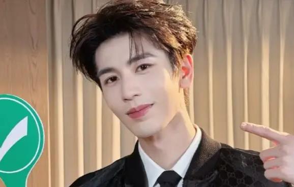 张凌赫曾分享暗恋细节，写下自己的暗恋故事，网友：原来帅哥也暗恋无终过 